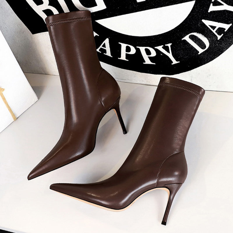 Sleek Noir Pointed-Toe Heeled Boots