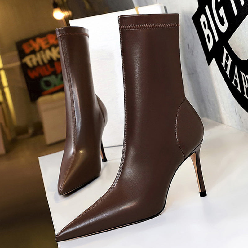 Sleek Noir Pointed-Toe Heeled Boots