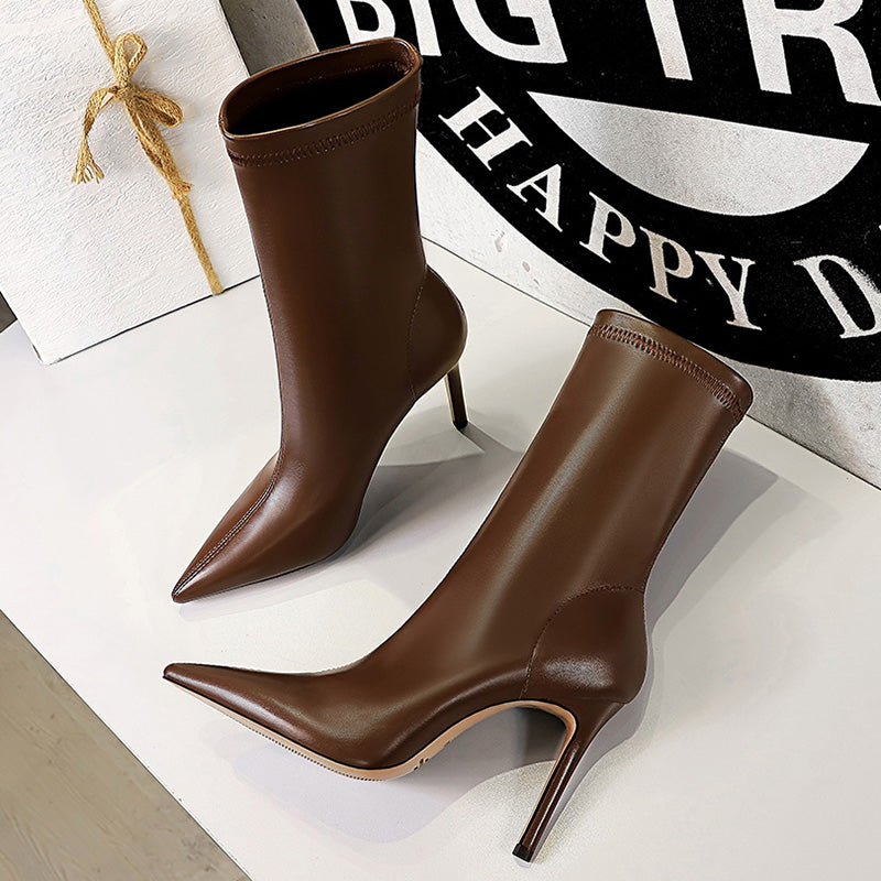 Sleek Noir Pointed-Toe Heeled Boots