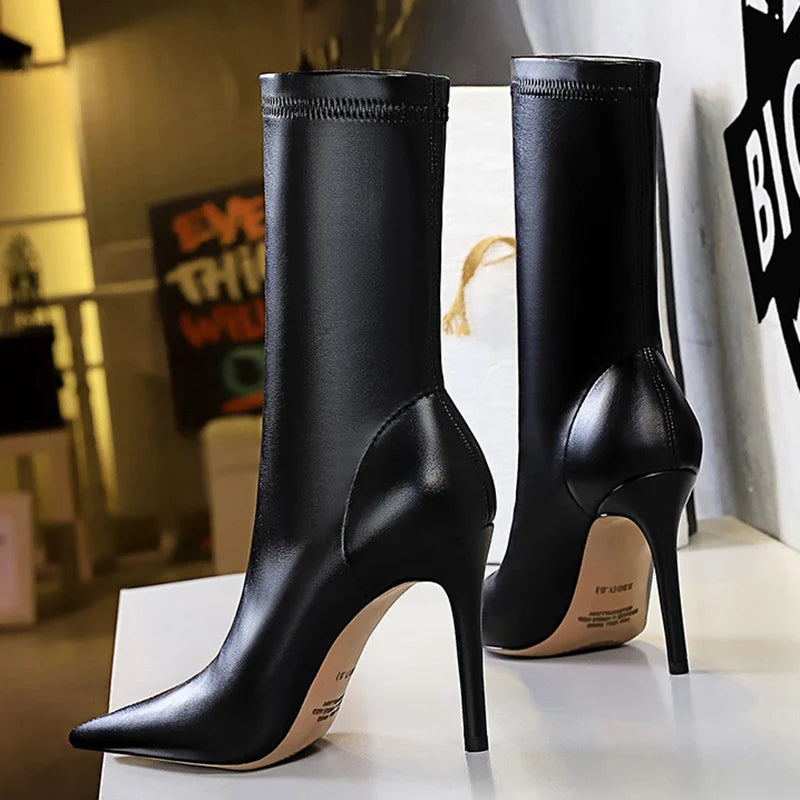 Sleek Noir Pointed-Toe Heeled Boots
