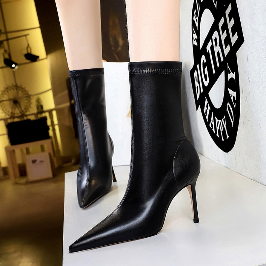 Sleek Noir Pointed-Toe Heeled Boots