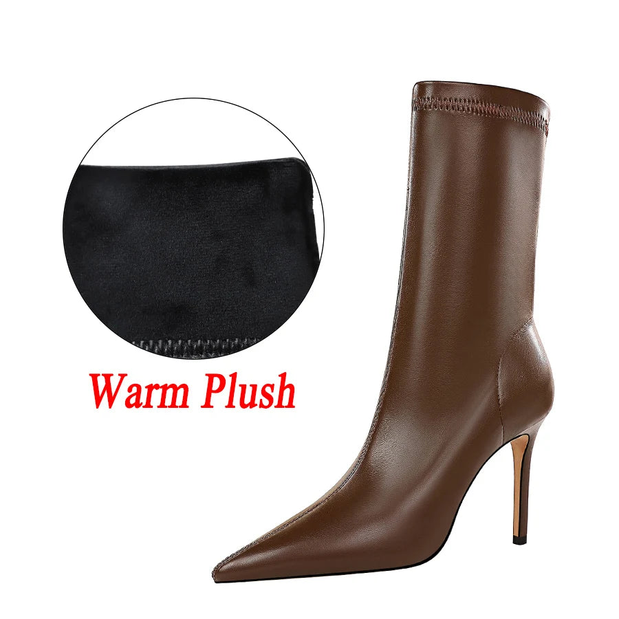 Sleek Noir Pointed-Toe Heeled Boots