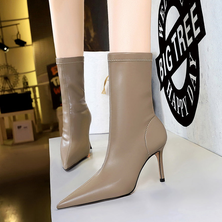 Sleek Noir Pointed-Toe Heeled Boots