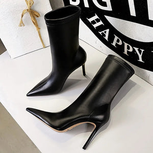 Sleek Noir Pointed-Toe Heeled Boots