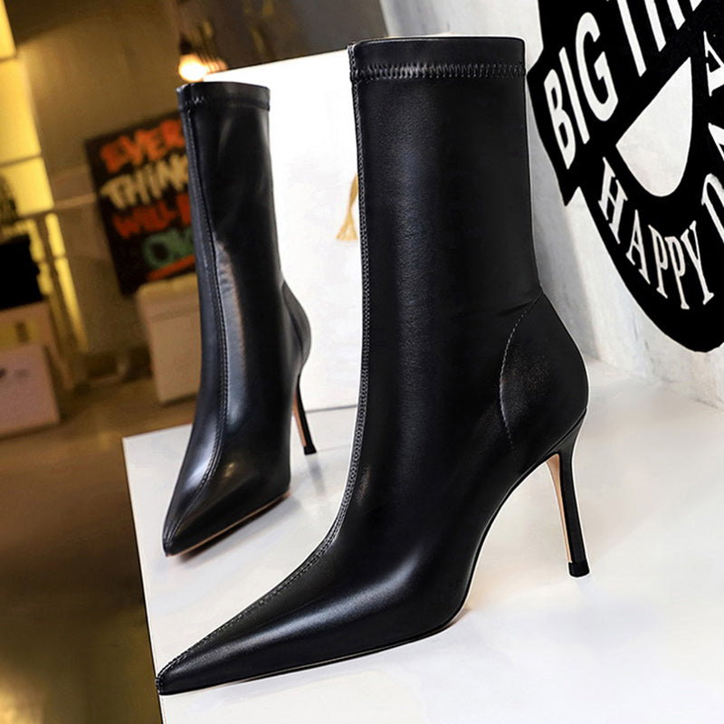 Sleek Noir Pointed-Toe Heeled Boots