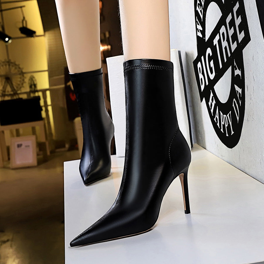 Sleek Noir Pointed-Toe Heeled Boots